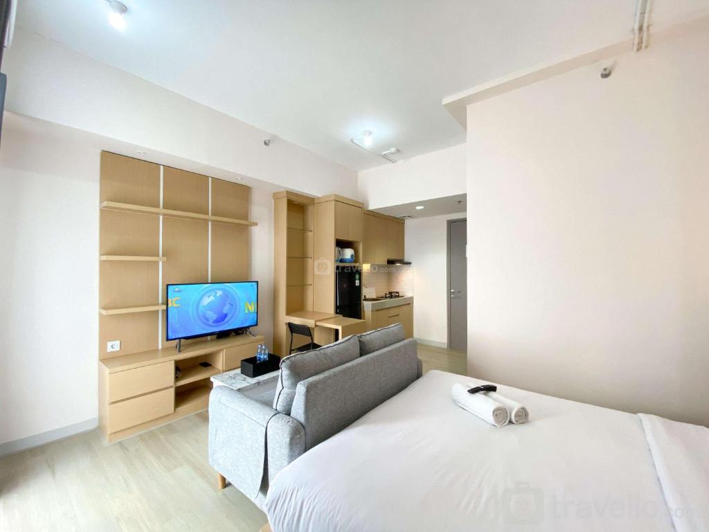 Comfort and Simply Design Studio at Vasanta Innopark Apartment By Travelio, Cikarang