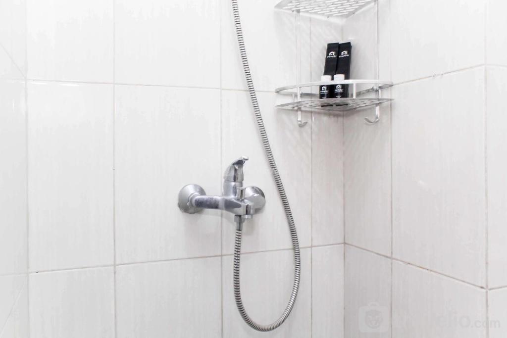 Homey and Tidy Studio Monroe Tower Apartment By Travelio, Cikarang