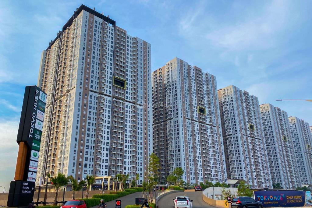 Tidy and Comfortable 2BR Tokyo Riverside PIK 2 Apartment By Travelio, Rawalembang