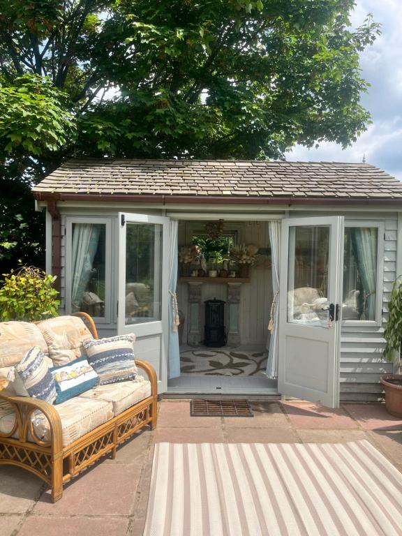 Birds and The Bees Summer House, Endon