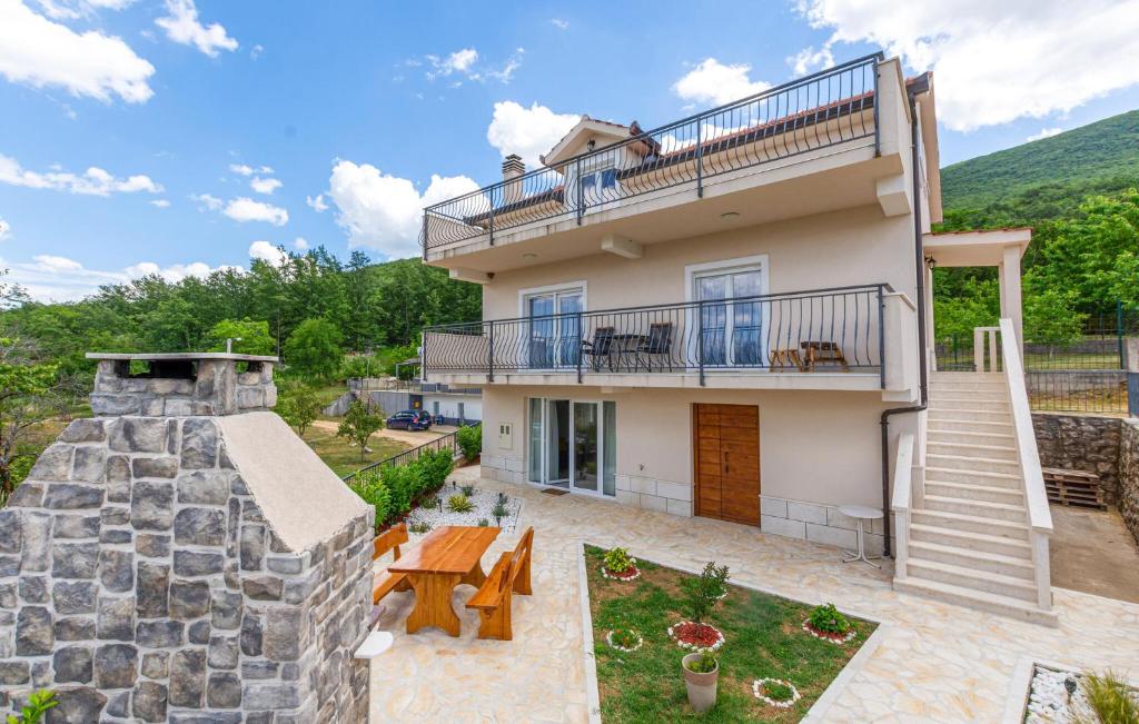 Amazing Home In Vrlika With Wifi, Vrlika