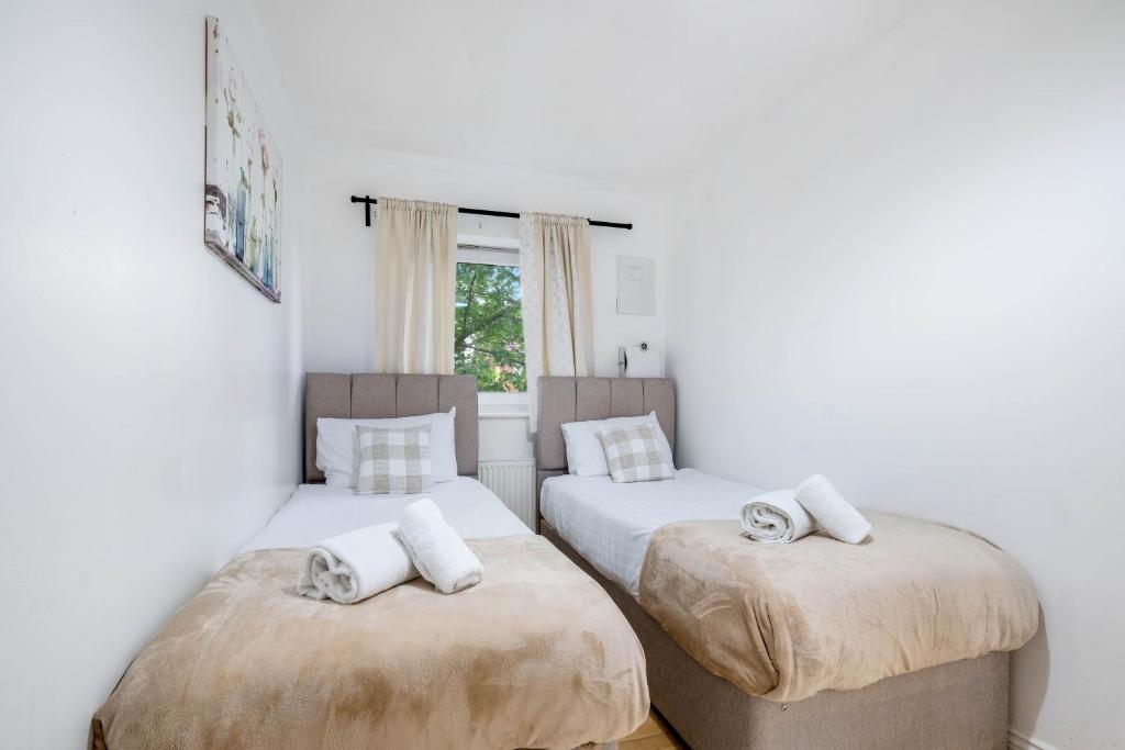 Delightful 4 bedroom House Thamesmead West From 360stays, North Woolwich