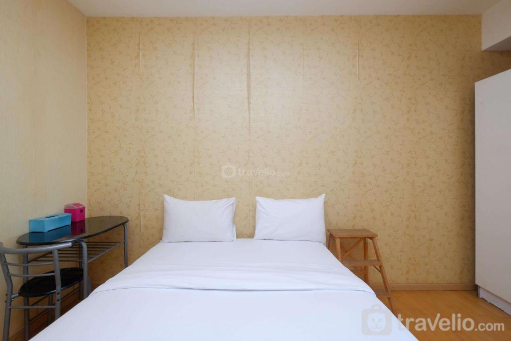 Comfort and Tidy Studio Apartment Serpong Greenview By Travelio, Tangerang
