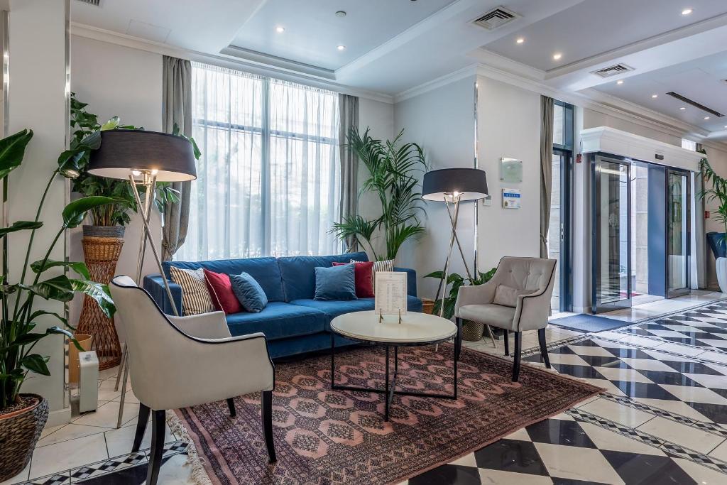 Queen's Court Hotel & Residence