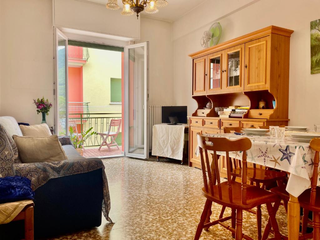 Finalborgo Two room flat with terrace and Free Parking, Finale Ligure