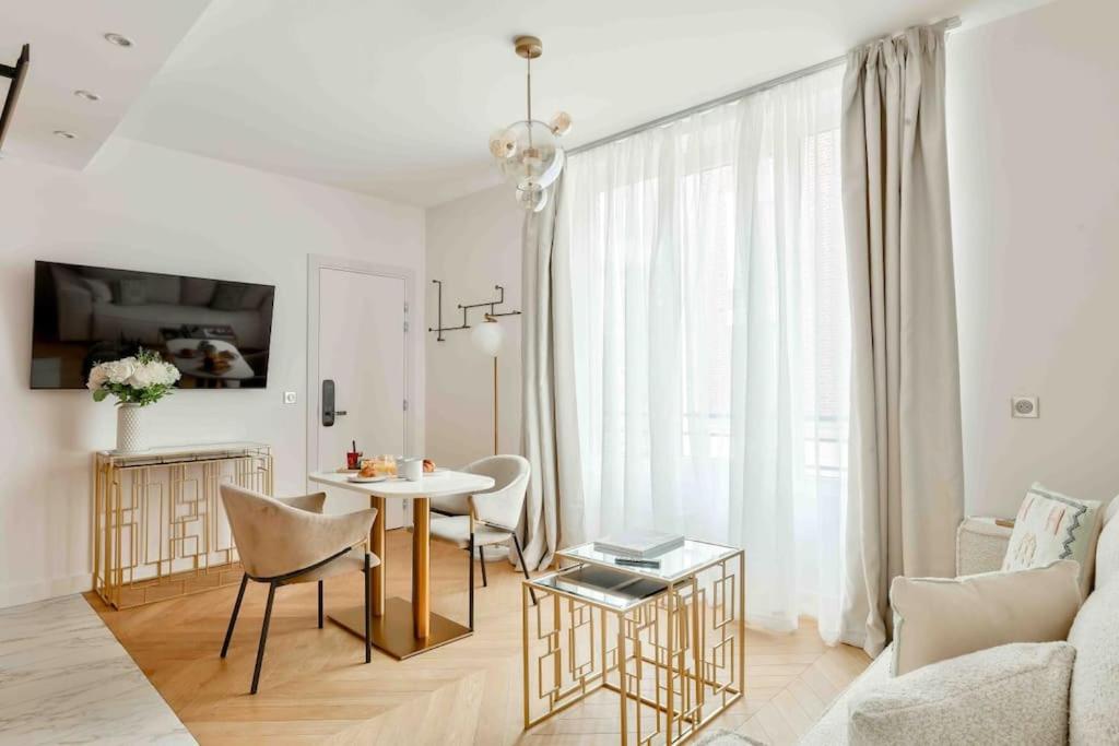 Romantic Getaway - Le Marais - with AC - 4