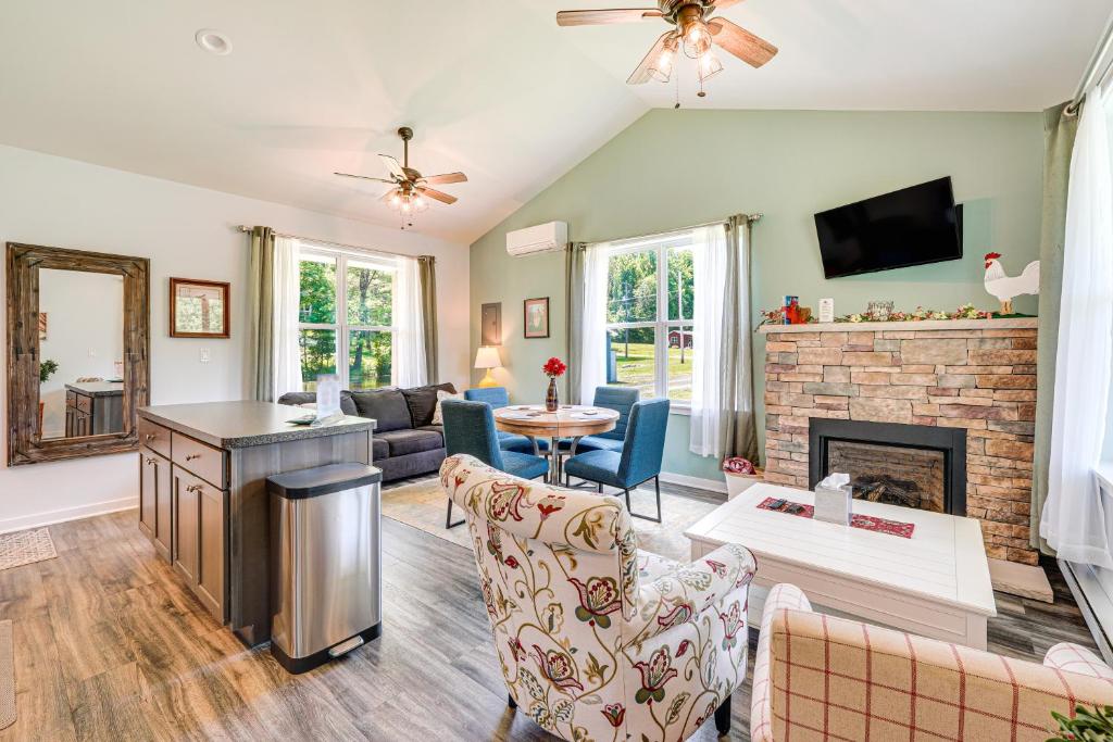 Close to Slopes Lakeside Cottage in Pocono Mtns, Brodheadsville