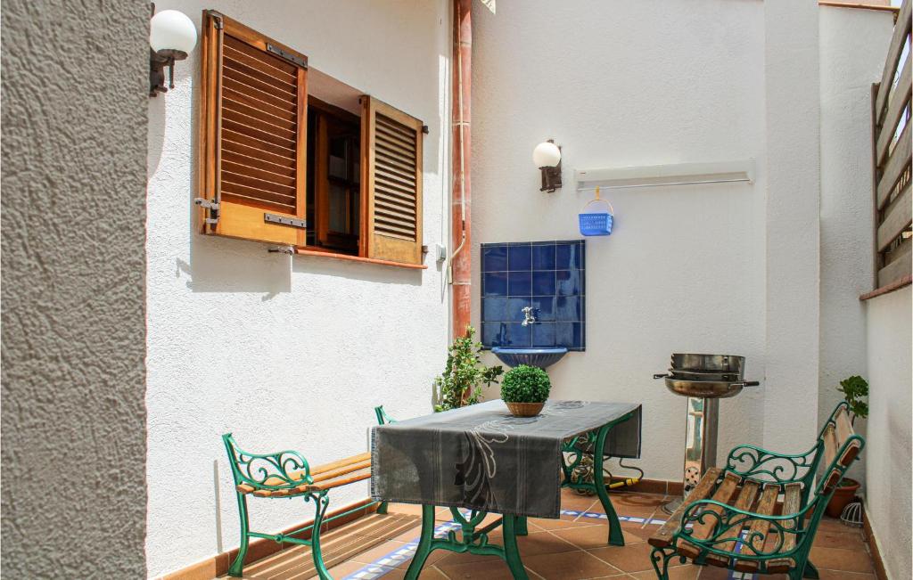 Stunning Apartment In Tossa De Mar - 3
