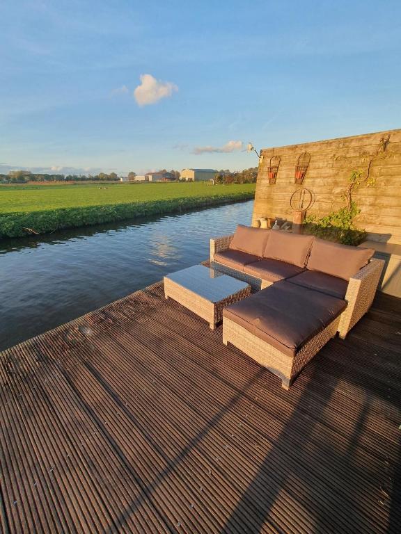 Chalet op Zee in Wervershoof mit Seeblick und Terrasse mit eigenen Zugang zum Wasser, Wervershoof