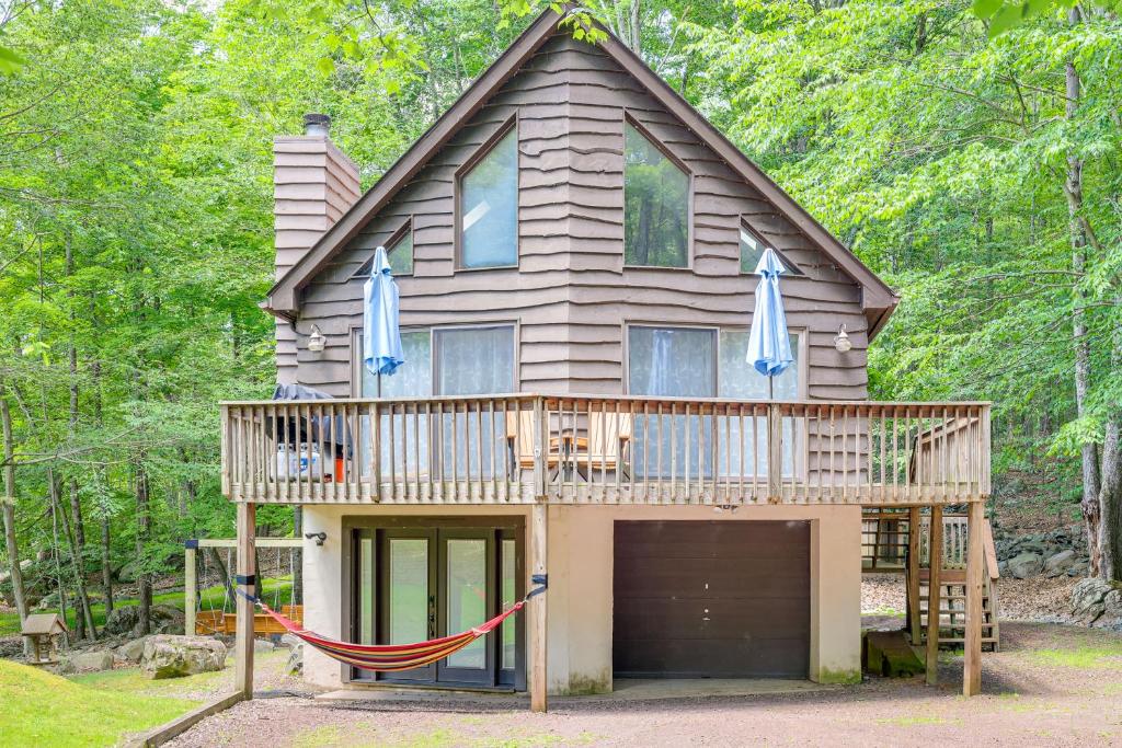Less Than 1 Mi to Lake Wallenpaupack Poconos Cabin Rental 전경