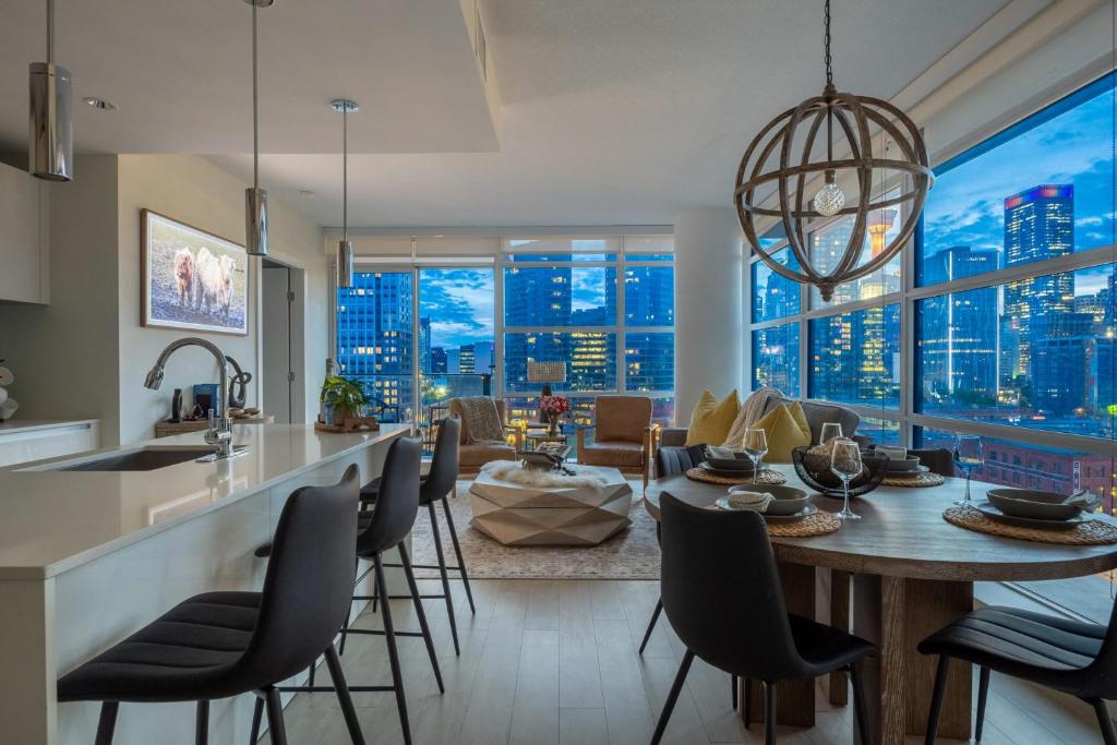 The Draper - Luxury Corner Unit w Tower View, - Near Stampede, Saddledome, BMO Centre! FREE Parking, Banff Pass, & Wine!, Calgary