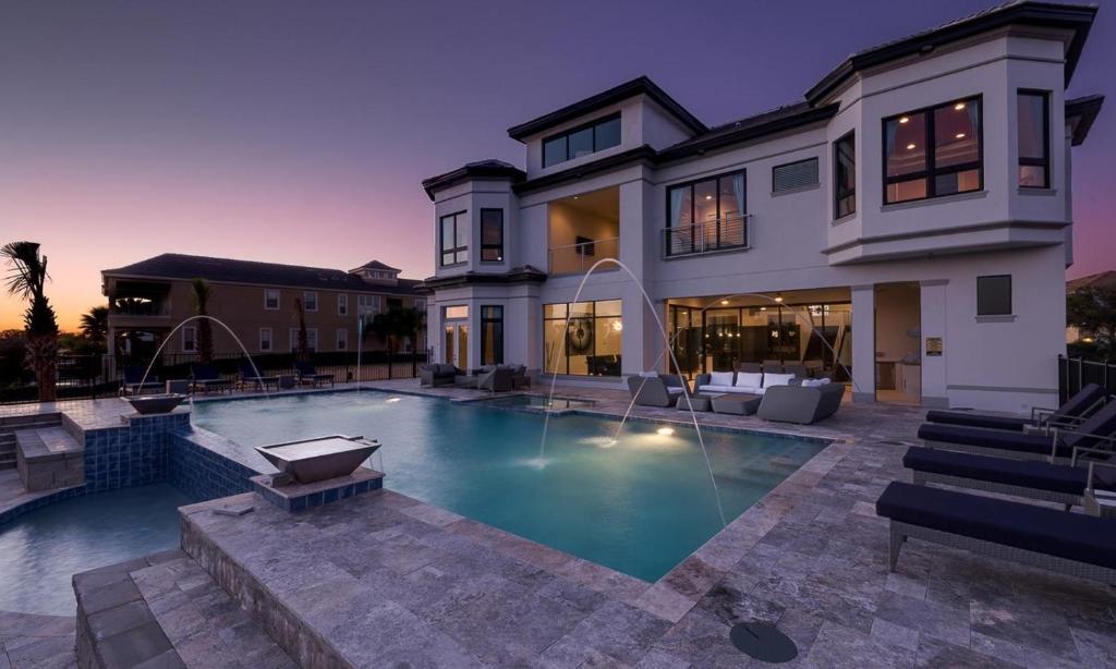 Infinity Pool 11 Bdrm Oasis with Golf Views at Reunion, Kissimmee