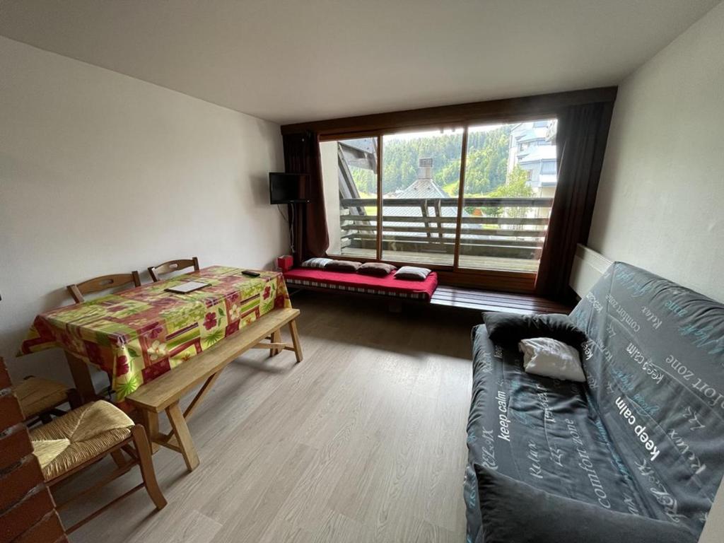 Charmant studio avec balcon, au pied des pistes et commerces - FR-1-787-24, Laveissière