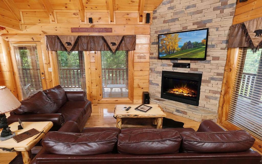 Bear Hug at Bear Creek, Pigeon Forge