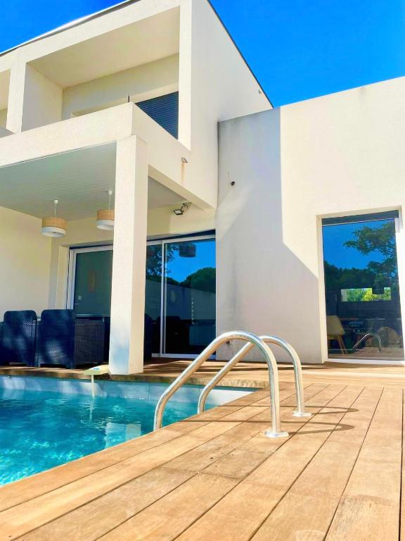 Villa design Cap dAgde piscine et plage - 1