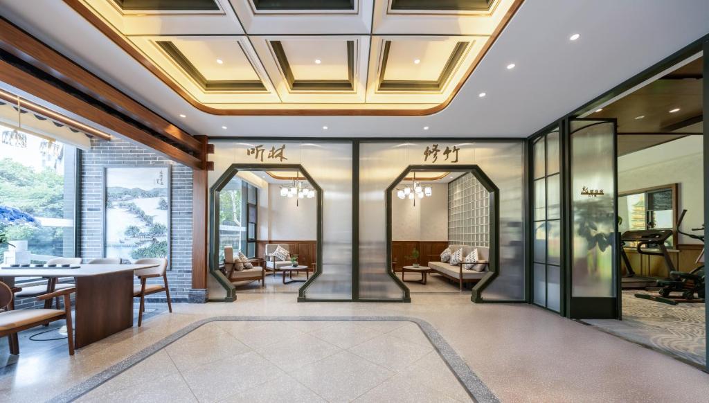 [Nostalgia S Hotel의 스마트 시설을 갖춘 객실 내부 이미지]