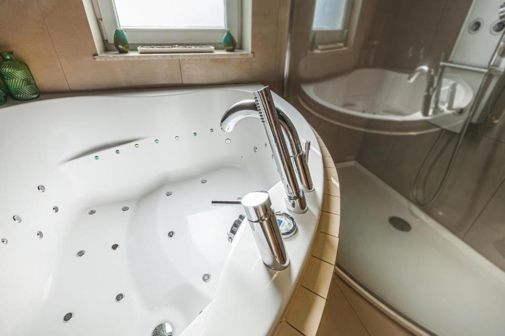 Apartament z Jacuzzi Parking Balkon 2 sypialnie, Vratislav