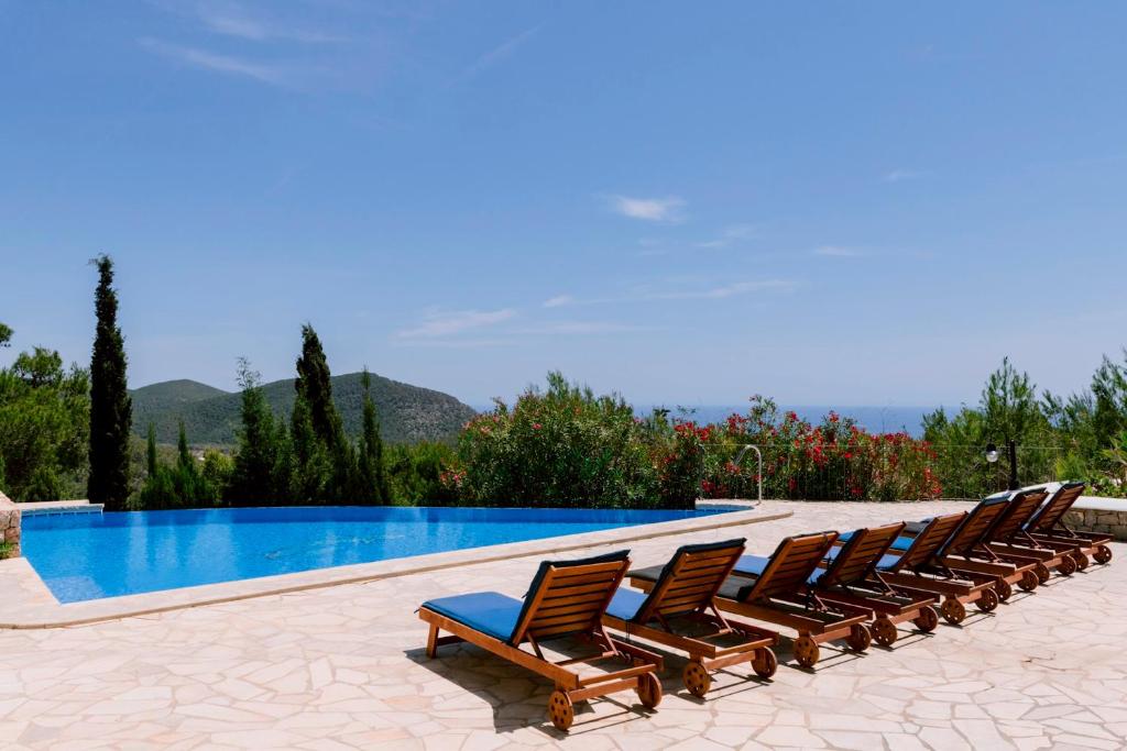 Villa Bellavista has stunning views and a private infinity pool - 2