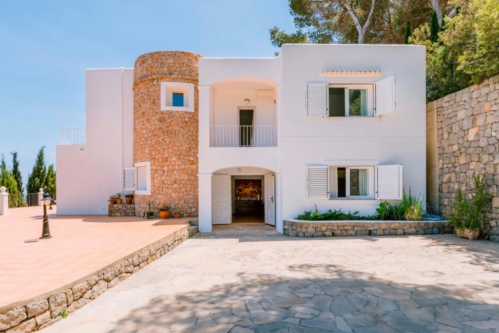 Villa Bellavista has stunning views and a private infinity pool - 5