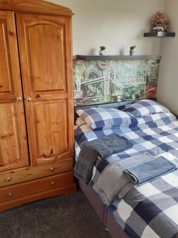 Double bedroom sleeps 1 or 2 with back garden view, Poole