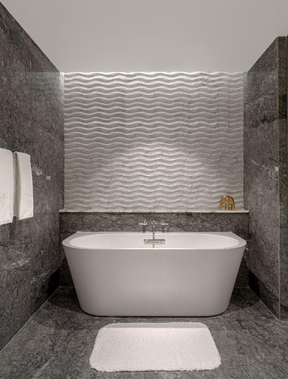 Rixos Qetaifan Island North Doha バスルーム（客室）