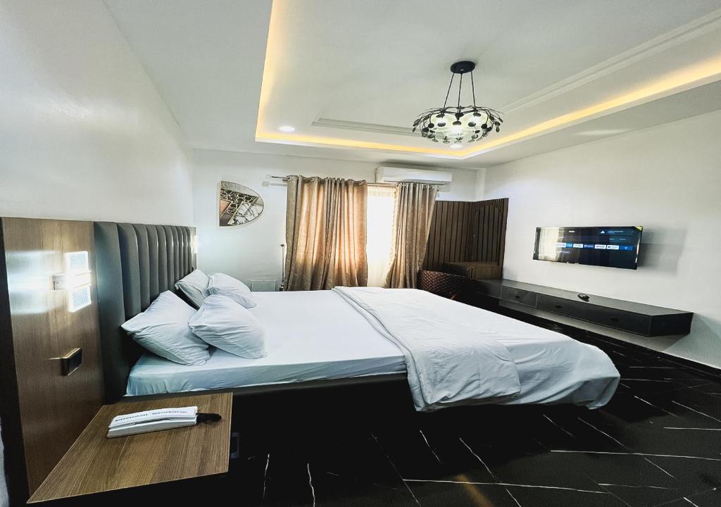 Kam Apartment and Taverns, Abudža