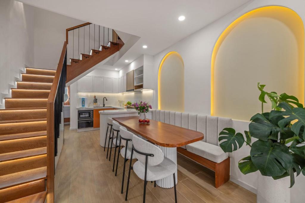 June House &#8211; Walk to Dragon Bridge
