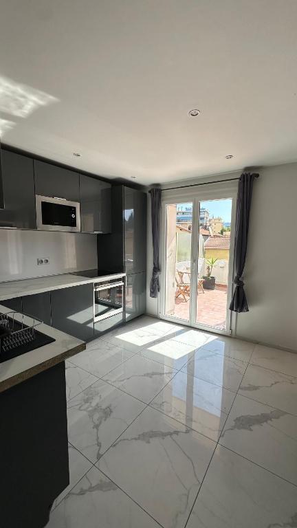Chambre double dans beau 3 pièces proche du centre et des plages - 1