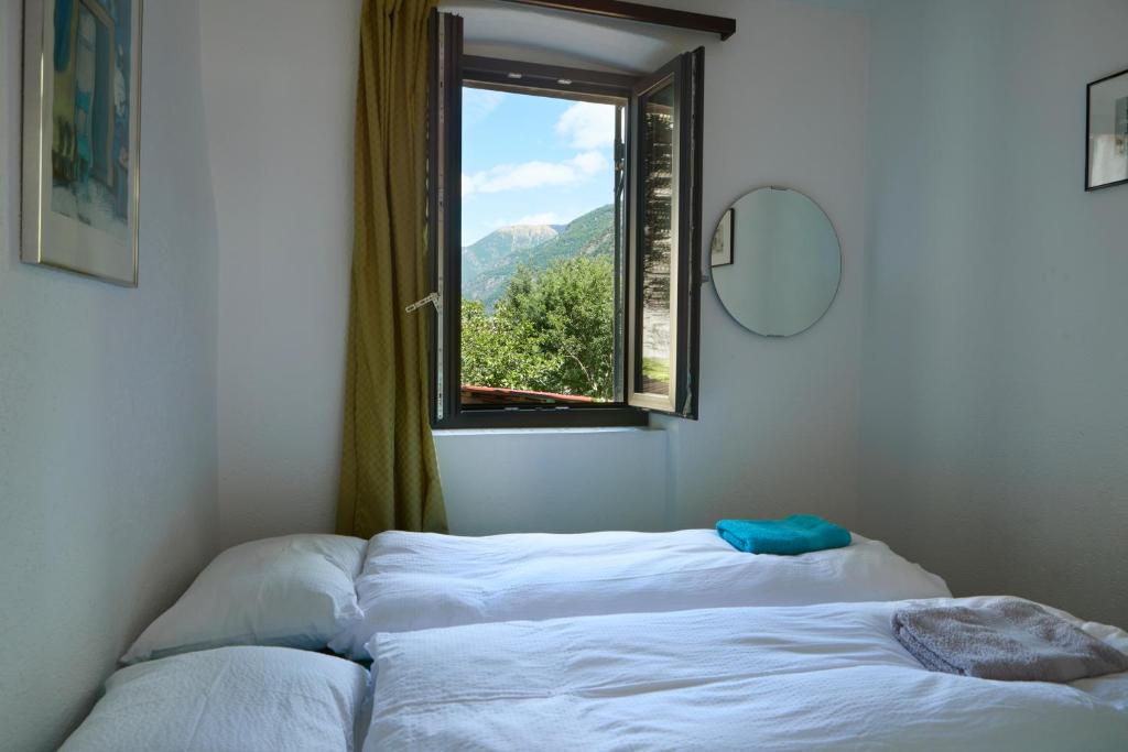 Tiny Locarno Area Apartment, Losone
