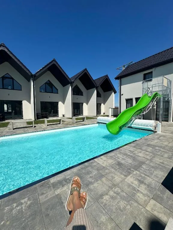 Domki Aurora klimatyzowane, z podgrzewanym basenem i zjeżdżalnią wodną, hotel in Rewal