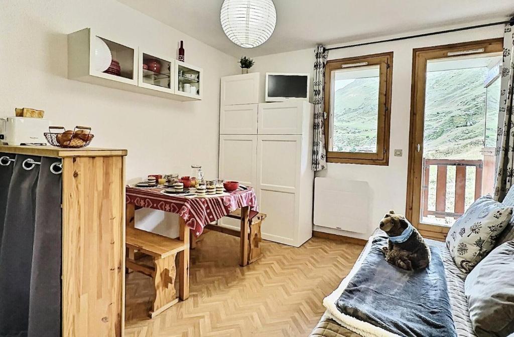 Résidence Divaria - Studio cabine 4 personnes à Tignes au pied des pistes et proche des commerces dans le quartier du Lac. Situé en rez de jardin d' MAE-2114, Tignes