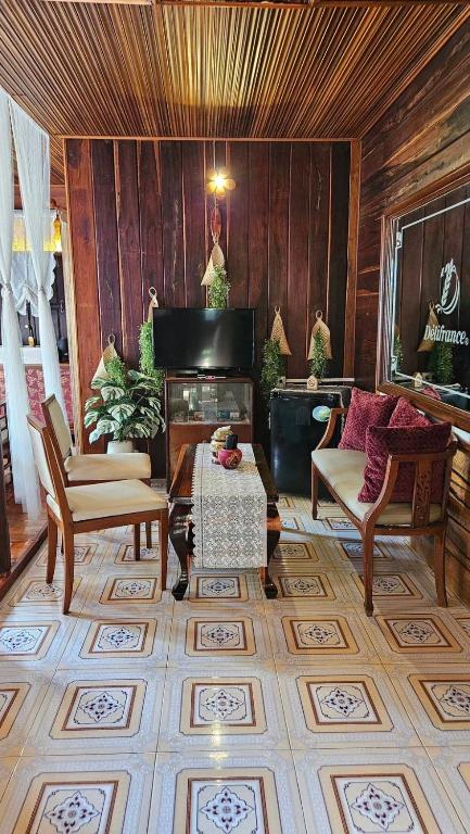 ดิ แอนทีค ริเวอร์ไซด์ รีสอร์ต (The Antique Riverside Resort)