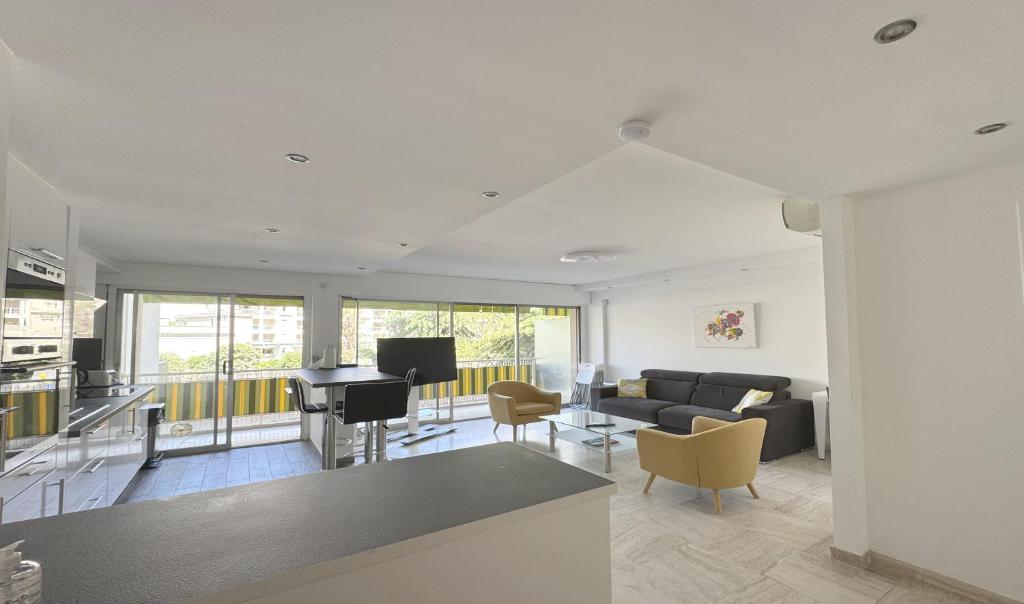 Charming 2 room , 52 m2, very spacious, bright and near sea Martinez hotel - 2