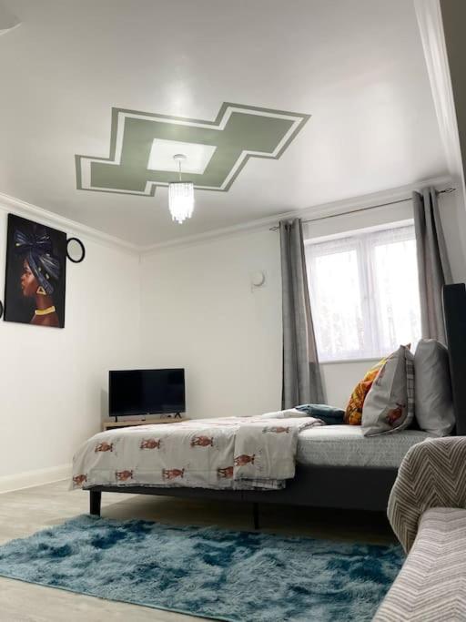 Stanton - 1 Stylish Bedroom, Dagenham