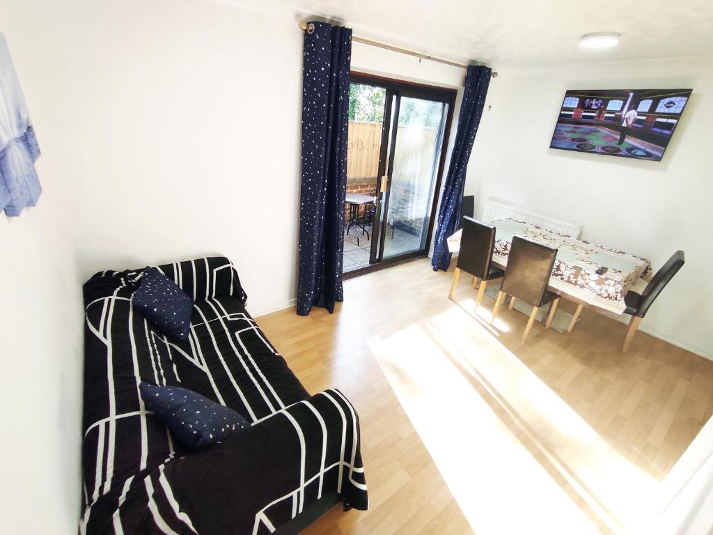 The Swans - Two-Bedroom City Centre House with Parking, Oxford