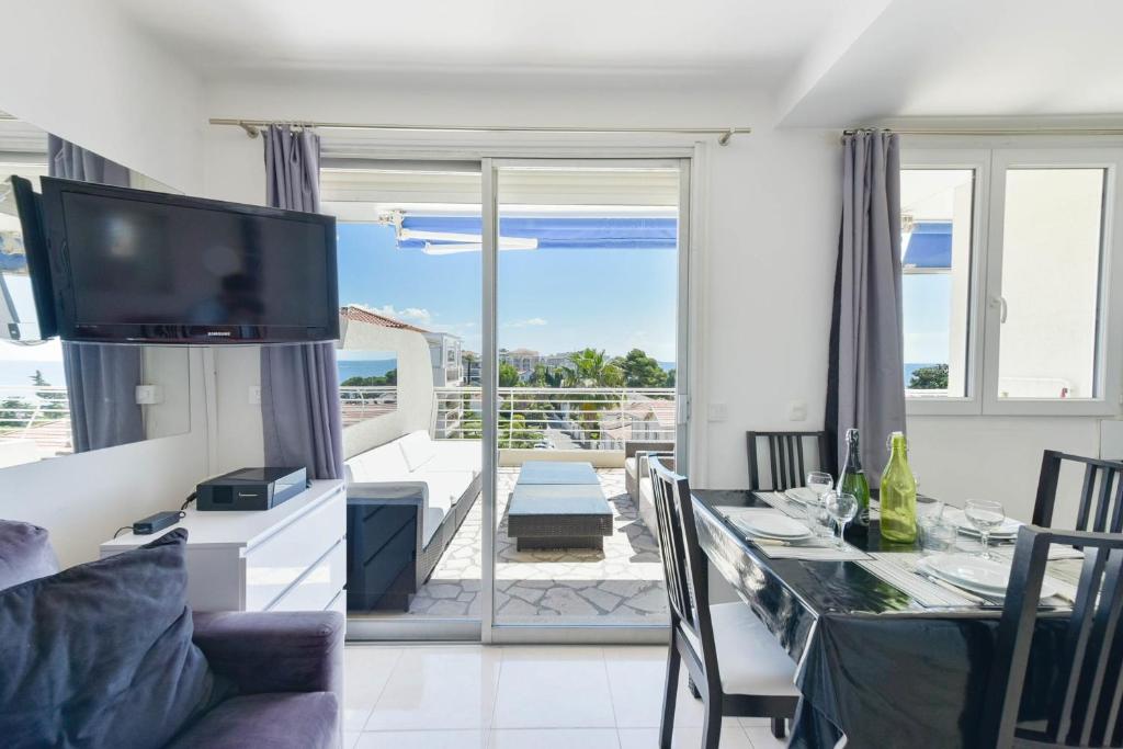 Cozy top-floor 2-Br apartment terrace and sea view - 2