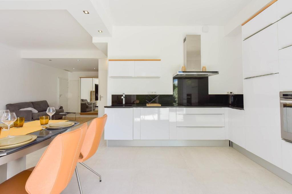 1-bedroom apartment walk to beach garage - 3