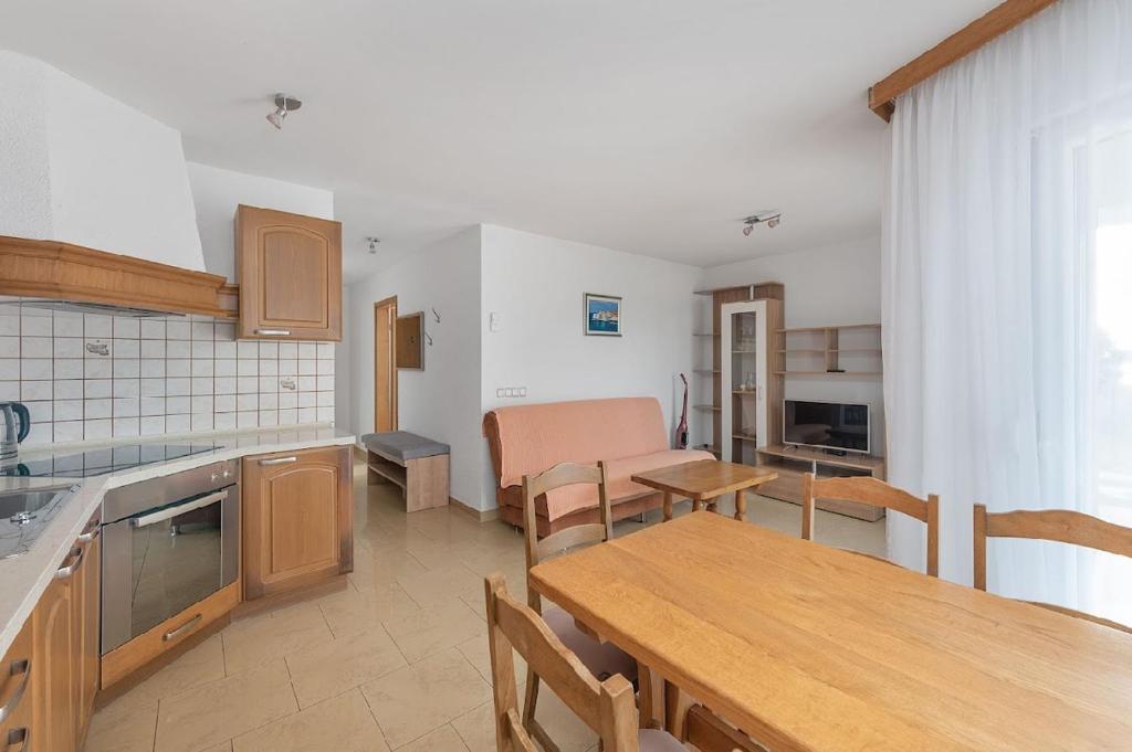 Apartment in Sukošan with Seaview, Terrace, Air condition, WIFI (3495-2), Sukošan