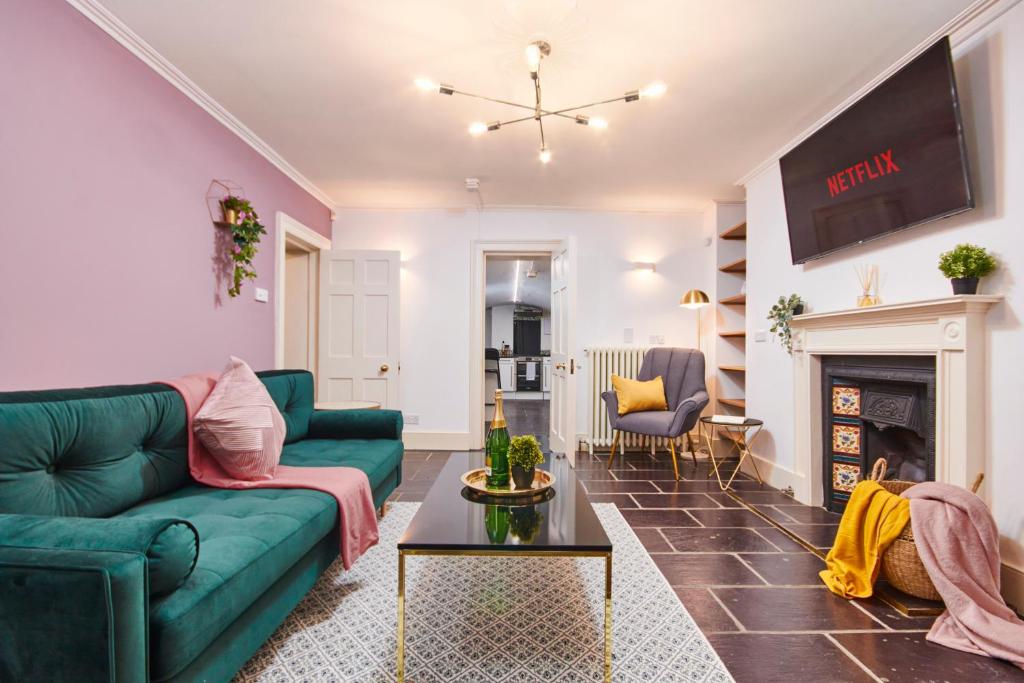 Beautiful 2Bedroom 4 actual beds House with WiFi by PureStay, Bath