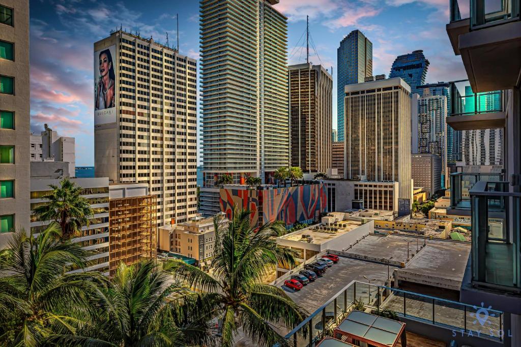 Beautiful Studio Amazing Pool Gym Bar and Spa, Miami