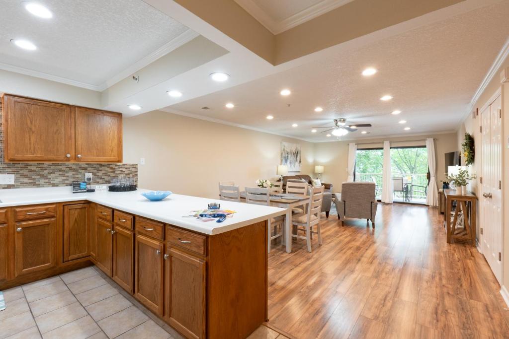 2BR Walk-In Condo - Near the 76 Strip - 2 Pools - FREE TICKETS INCLUDED - FHF-11, Branson