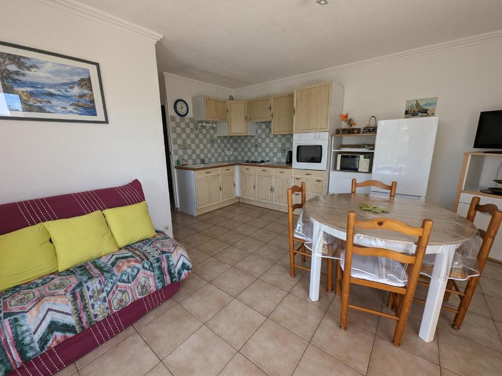 Appartement T2 lumineux 40m2, 4 personnes, 150m de la plage, bien équipé et proche loisirs - FR-1-797-18 - 3
