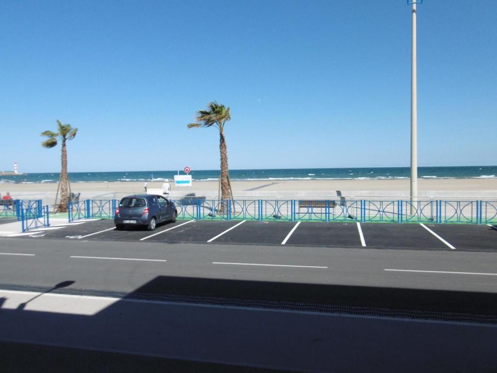 Appartement T2 Front de Mer avec Balcon et Parking – Confort et Activités à Proximité - FR-1-797-37 - 2