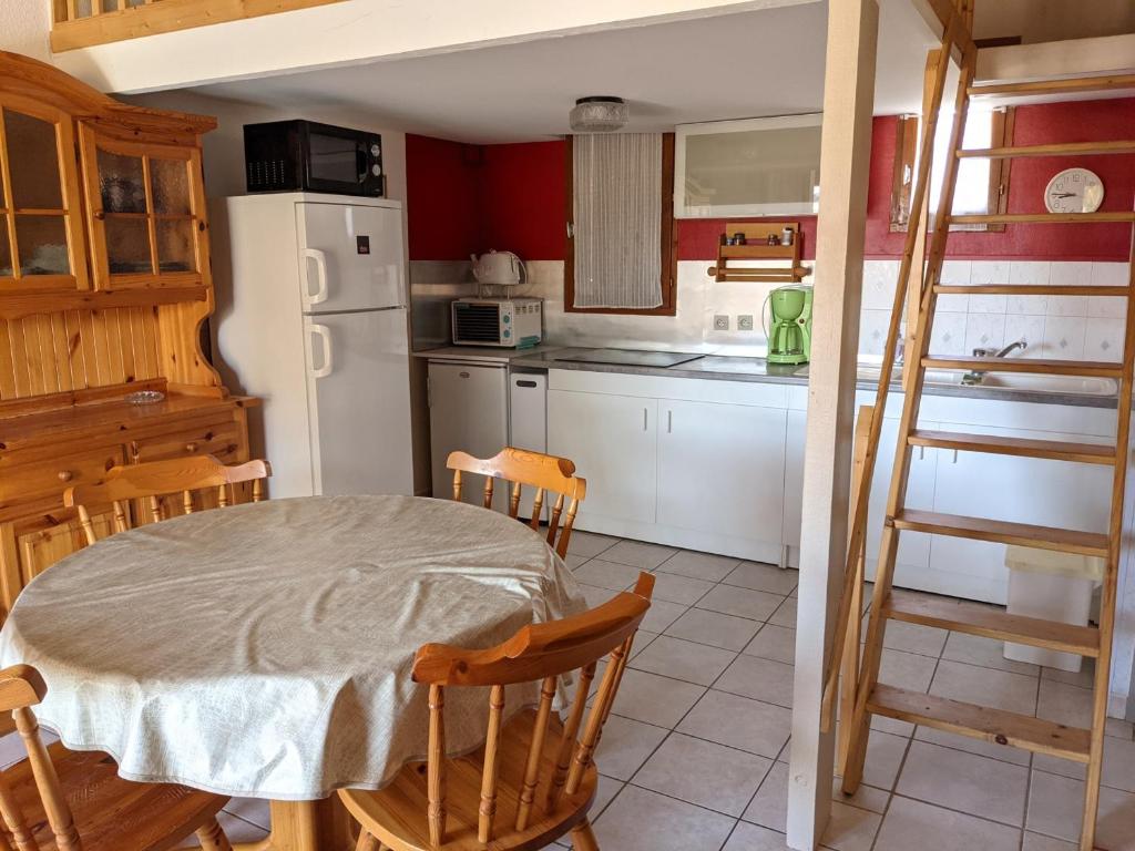 Maison T2 avec Mezzanine, Cour et Parking – 5 Pers – Proche Plage et Commerces – Bon Prix - FR-1-797-49 - 5