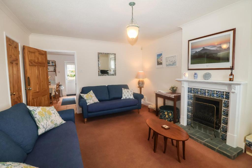 2 Kersbrook Gardens, Lyme Regis photo 2