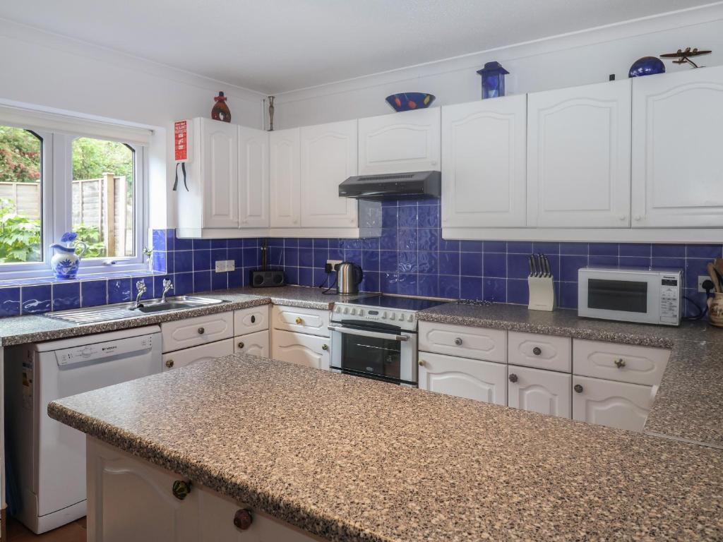2 Kersbrook Gardens, Lyme Regis photo 7