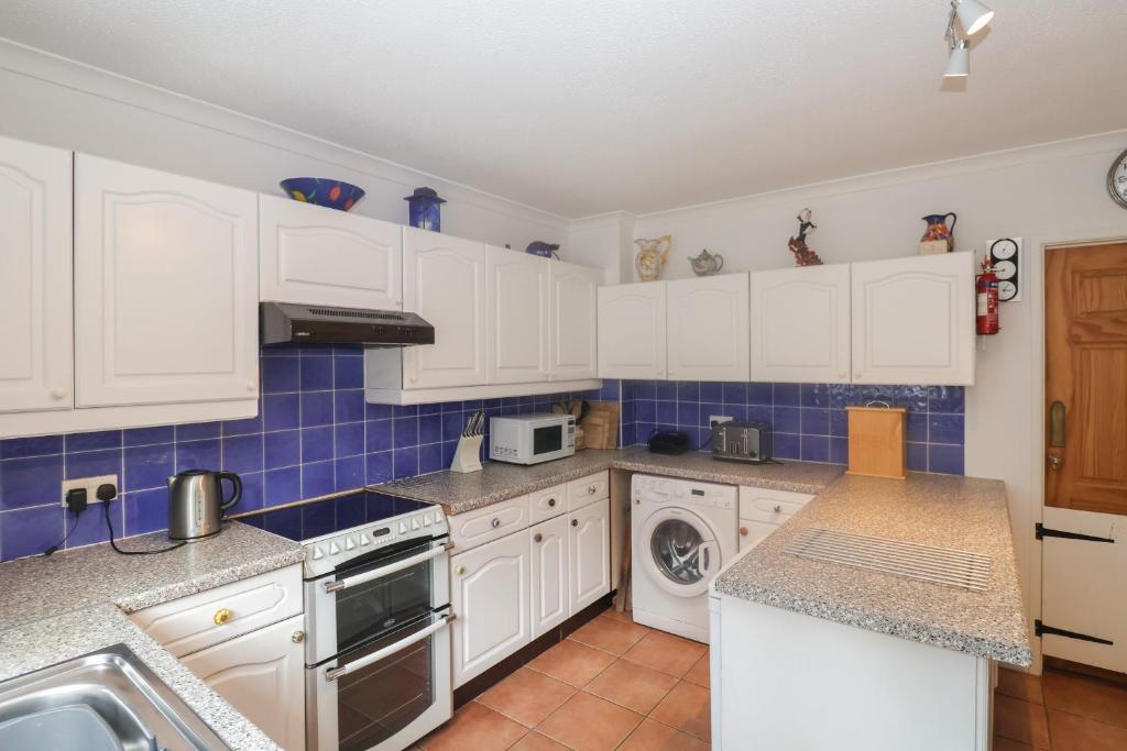 2 Kersbrook Gardens, Lyme Regis photo 5