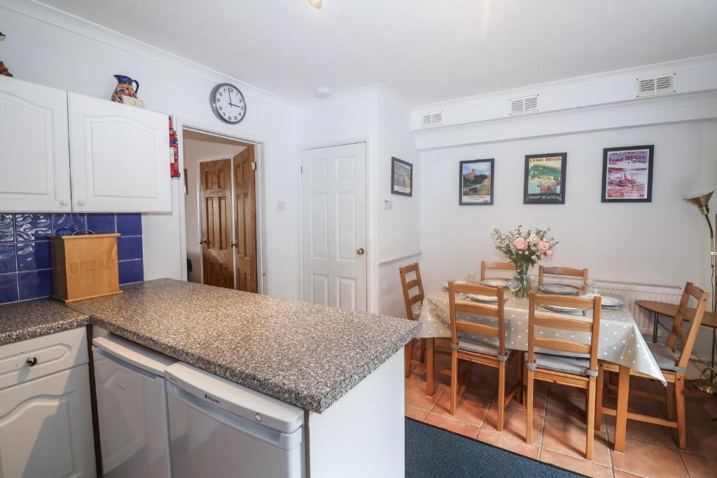 2 Kersbrook Gardens, Lyme Regis photo 6