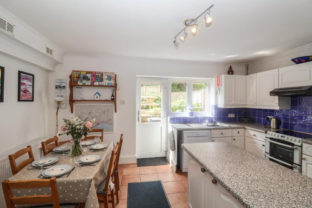 2 Kersbrook Gardens, Lyme Regis photo 4