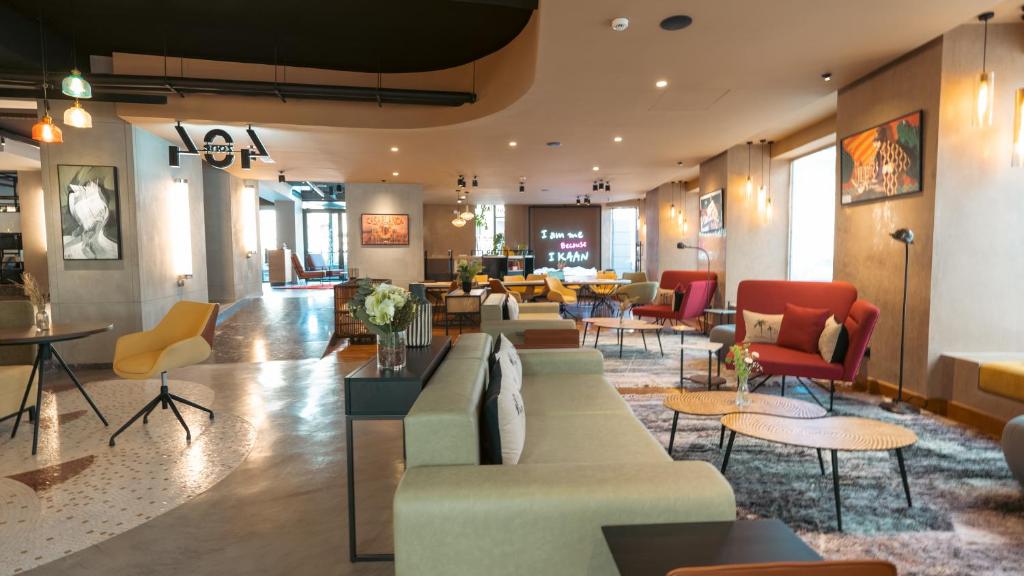 Shared lounge/TV area